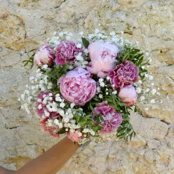 Bouquets de fête des mères pivoines et d'œillets roses