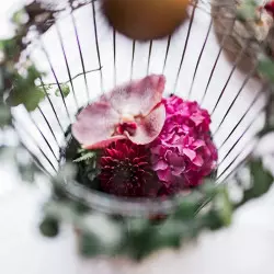 Ornement de table cage fleuri rose