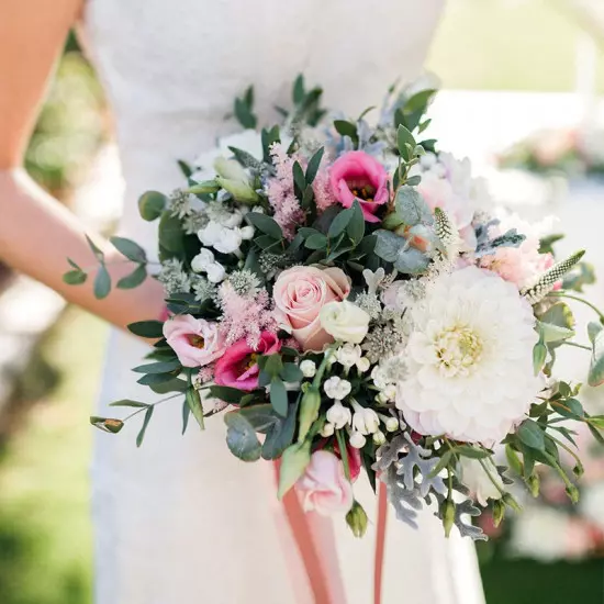 Bouquet de mariée romantique avec des fleurs blanche et rose