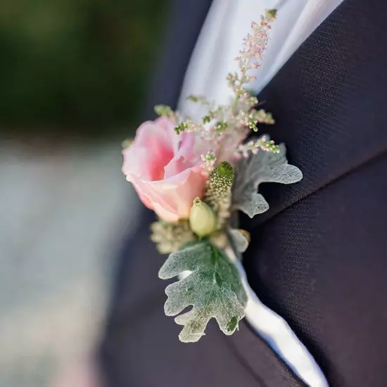 Boutonnière de costume pour un mariage