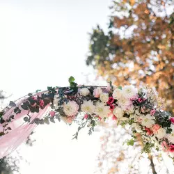 Arche décorative pour mariage fleuri
